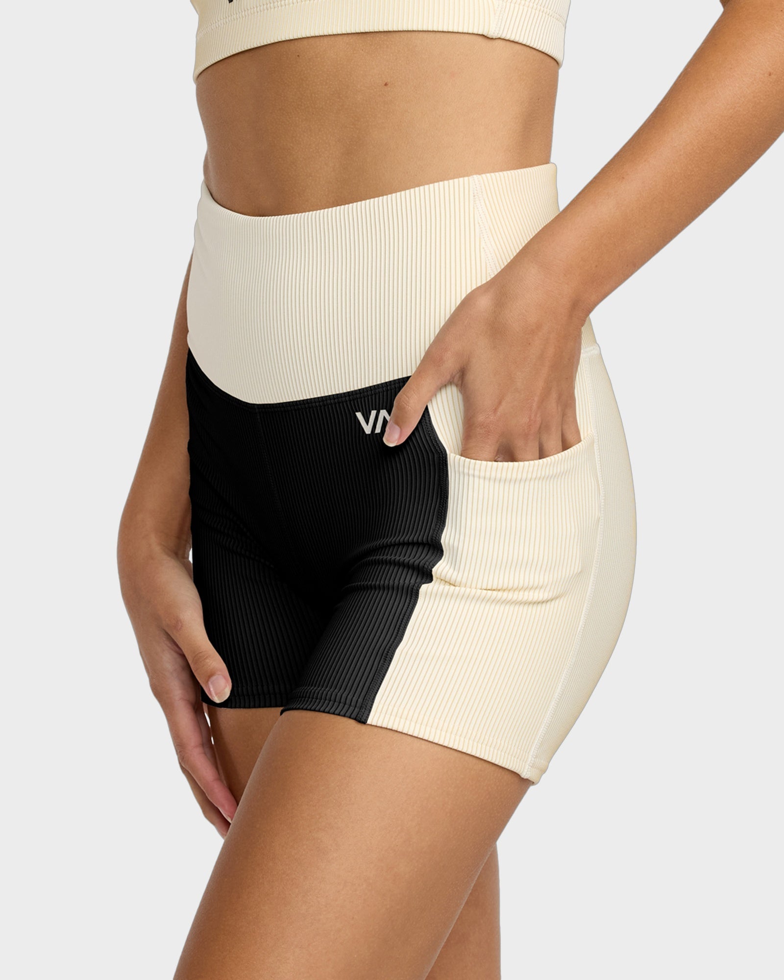 Womens Essential Pocket Sport Shorts